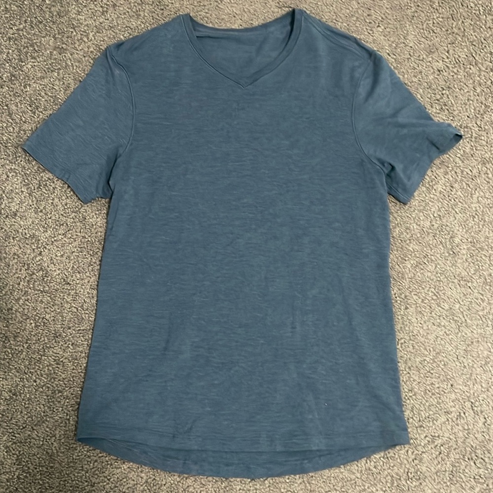 Lululemon Mens 5 year Basic Vneck Shirt. Size Small